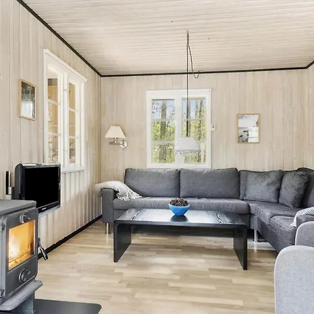 1301-aakirkeby-fyrreskoven-11 * Vester Somarken